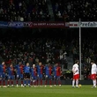 当地时间周六早上，西班牙巴塞罗那的一座体育场因为强风袭击部分倒塌，造成4名少年身亡，16人受伤。 图为双方队员在比赛前默哀。